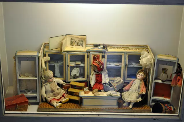 Auch Puppenstuben in Miniatur werden hier ausgestellt. | Foto: Daniela Somers