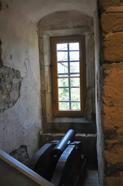 Im früheren Wehrgeschoss sieht man noch eine Kanone. | Foto: Daniela Somers