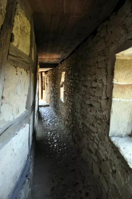 Die Wege im Inneren der Burg sehen wirklich aus wie vor Hunderten von Jahren. | Foto: Daniela Somers