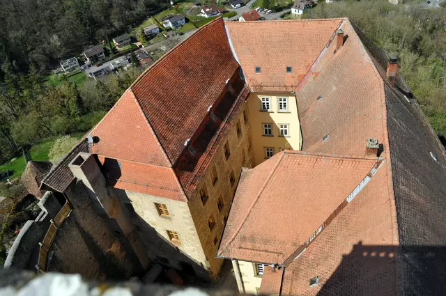 Blick vom Bergfried auf das Burggebäude | Foto: Daniela Somers