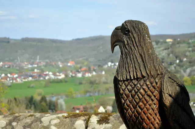 Überall stehen geschnitzte Greifvögel  | Foto: Daniela Somers