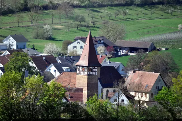 Die ev. Jakobuskirche in Haberschlacht. Schon seit dem Mittelalter gibt es diese Kirche. Aber nach einem Blitzeinschlagim Jahr 1743, bei dem auch der Pfarrer auf der Kanzel erschlagen wurde, dauerte es bis 1791 wegen Geldmangel bis man die Kirche wieder aufgebaut hat. Ihr heutiges Aussehen hat sie seit 1795. | Foto: Daniela Somers