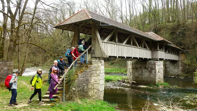Wuchtige und sehr gut erhaltene Holzbrücke über die Jagst bei der ehemaligen Heinzenmühle - heutige Ruine. | Foto: Isolde Reitz