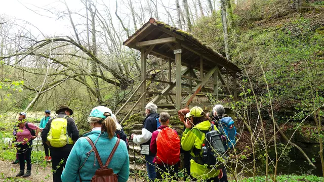 Eine ältere Holzbrücke mußte nun überquert werden. | Foto: Isolde Reitz