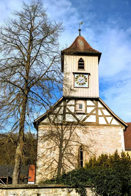 Die evang. Nikolauskirche von Mistlau, eine Chorturmkirche deren Turm nie fertiggestellt wurde. | Foto: Isolde Reitz