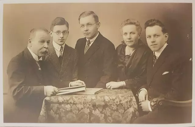 Der Haller Hofphotograph Wilhelm Andreas Klemm und seine Familie 1926

Wilhelm Klemm mit seiner Ehefrau Emma, geborene Müller und den drei Söhnen Rudolf Otto, Albert Friedrich und Wilhelm Hermann

Foto auf S. 156 in "Das gute alte Hall", siehe Quelle 5 | Foto: Mit freundlicher Genehmigung des Verlages Haller Tagblatt