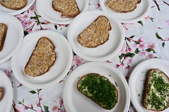 Schmalz- und Schnittlauchbrot. | Foto: Michael Harmsen