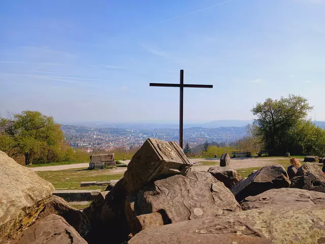 Von hier aus geht der Blick hinunter nach Stuttgart und bei klarer Sicht weit in die Ferne.  | Foto: sigischlottke