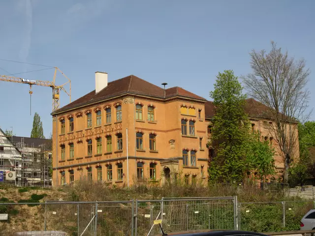 Die Baustelle ermöglicht einen freien Blick auf das alte Gebäude der Grundschule in Böckingen | Foto: WandernGabyErich