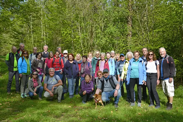 Fast nur auf Waldpfaden waren die 31 Wander*innen und 1 Hund des Schwäbischen Albvereins Weinsberg diesmal unterwegs. Das Gruppenfoto mal ausnahmsweise mit Fotograf. | Foto: Michael Harmsen