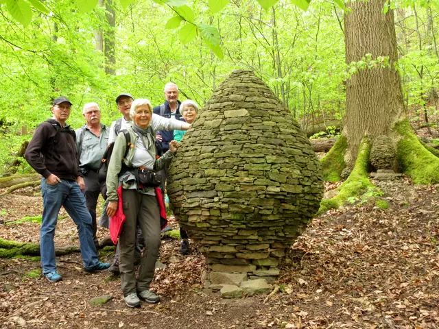 Das Rubens-Ei hat Nachwuchs bekommen, die stattlichen Wurzeln der Buche schützen die zwei kleinen Kunstwerke, sonst würden sie in der Größe nicht lange stehen. | Foto: WandernGabyErich