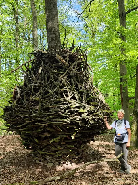 Die Fotografin zeigt die Größe des Werkes | Foto: Aurelia Kling