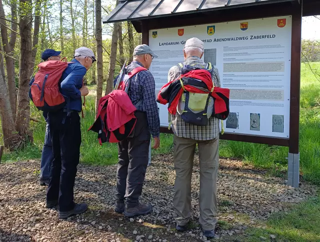 Abendwaldweg mit Grenzsteinen (Hinweistafel) | Foto: E. Rosendorf