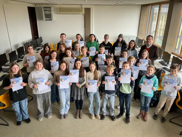 Die erfolgreichen Teilnehmerinnen und Teilnehmer des Wettbewerbs „Informatik-Biber“ mit Schulleiter Ulrich Müller. | Foto: Alexander Berchtold