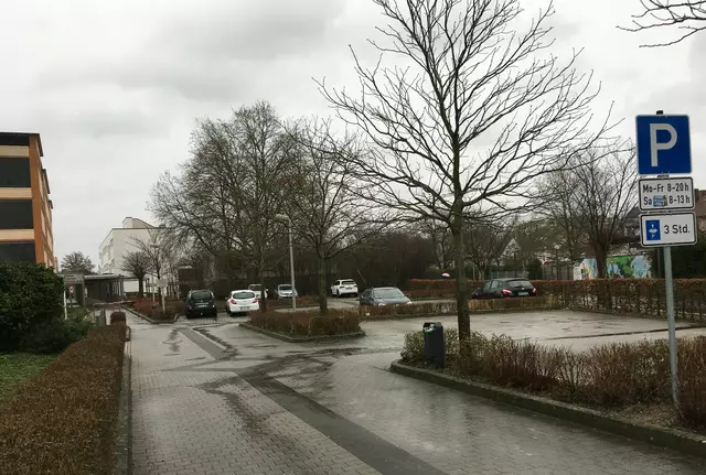 Oft leerstehender Parkplatz an der Frauenstraße, Richtung Verbundschule  | Foto: Klaus Ries-Müller