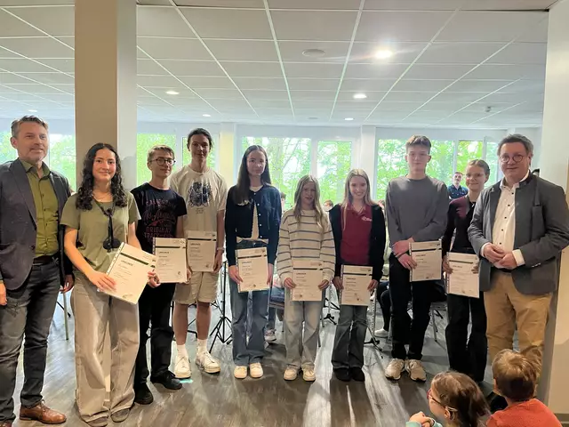 Mit Bestnote schlossen die Musikerinnen und Musiker ihren D1-Lehrgang ab. BKV-Vorsitzender Dr. Michael Preusch (re.) und Verbandsjugendleiter Gerd Wolss (li.) gratulierten. | Foto: BKV