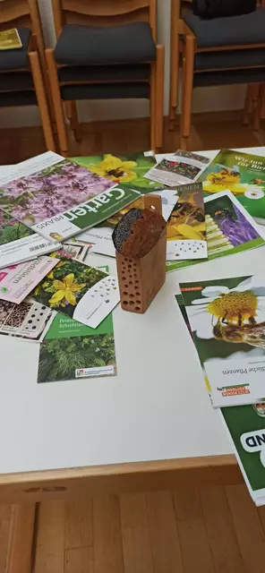Es gibt viel Infomaterial zum Thema "Bienenfreuendlicher Balkon" | Foto: Elke Essig 