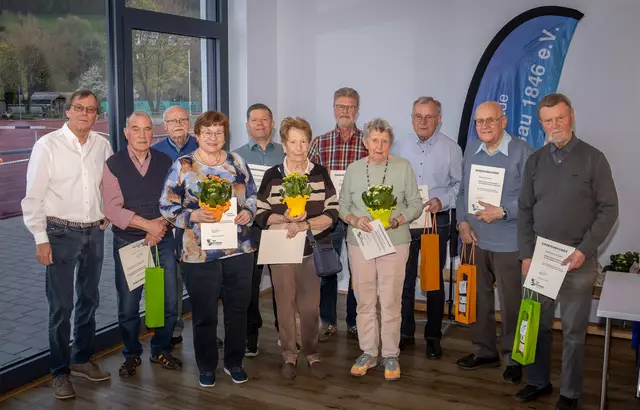 50 Jahre Mitgliedschaft im TSV von links: Rainer Mitsch, Siegfried Lutz, Ute Lutz, Massimo Hartsarich, Gudrun Schilling, Wolfgang Nied, Renate Setzer als Vertretung v. Katharina Uebel, Gerhard Schrickel und 60 Jahre TSV-Mitgliedschaft Alfred Dimter | Foto: Rolf Hartbrich