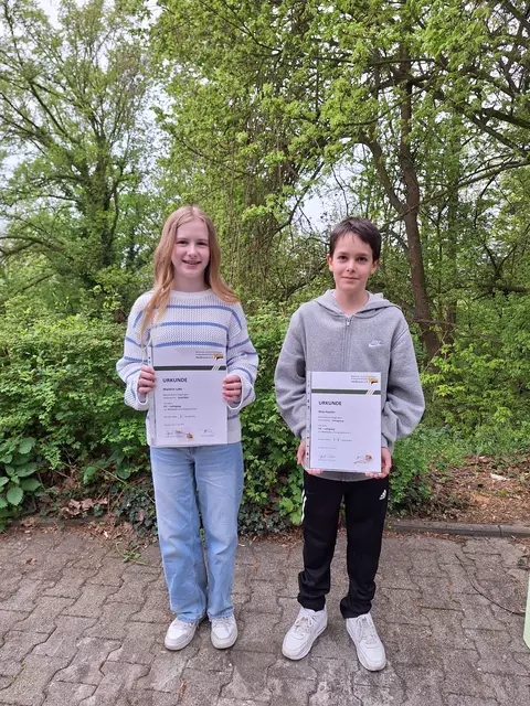 Marlene und Max freuen sich über Ihre Urkunden und Anstecknadeln. | Foto: MVG