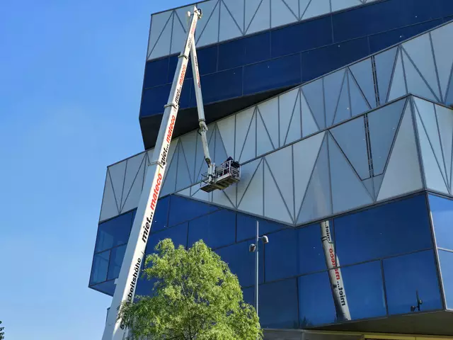 Danach wurden die Fenster der Rückfront des Gebäudes gereinigt. | Foto: Heidrun Rosenberger