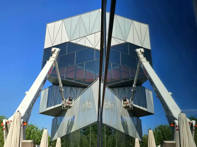 Die Frontseite beim Eingang und der Aussenbestuhlung.
Gespiegelt sieht es noch abenteuerlicher aus. | Foto: Heidrun Rosenberger