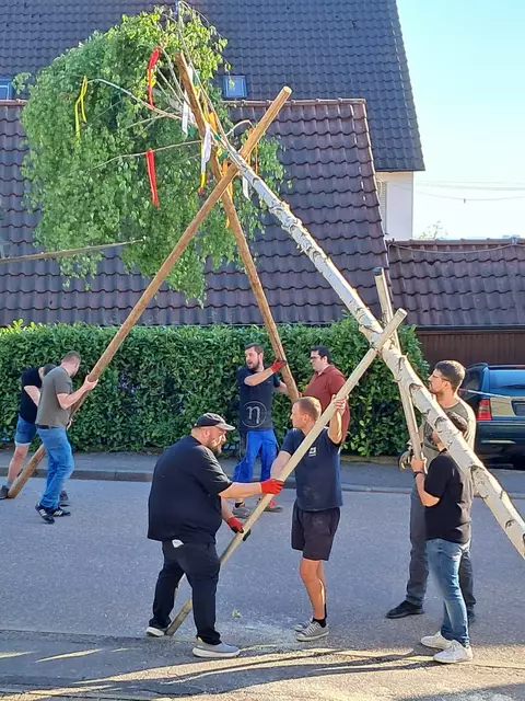 Maibaumaufstellen in Garnberg | Foto: Foto privat
