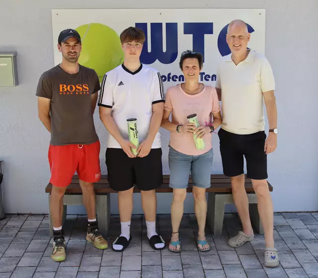 (v.l) Vereinstrainer Thomas Köhler, Gewinner Max Jäger, Gewinnerin Andrea Kubach und 1. WTC Vorstand Wolfgang Gerich. | Foto: EvA