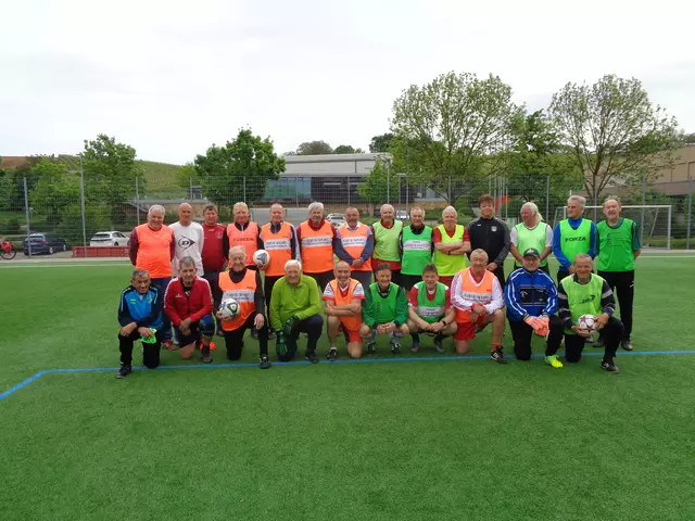 Die Teilnehmer der Fleiner Ü60/70-Seniorenfußballer beim Rekordbesuch am ersten Mai-Sonntag 2025 | Foto: Alfred Kulka