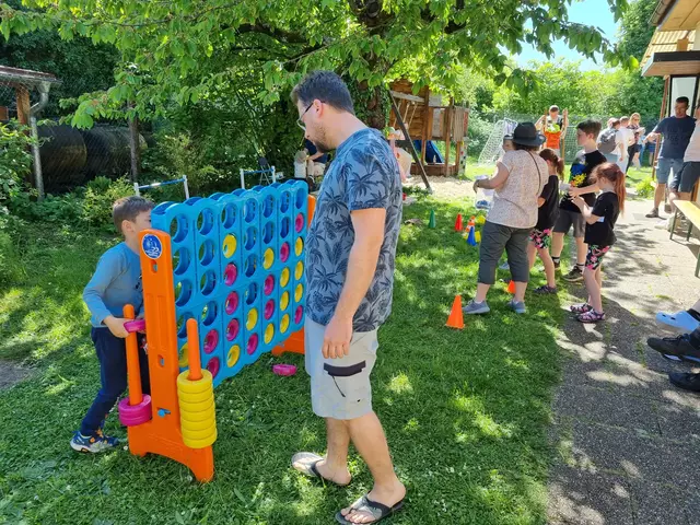 Die Kinder freuten sich über verschiedene Spielstationen im schönen Api-Garten beim 1. Mai-Familientag der Apis. | Foto: Jochen Baral
