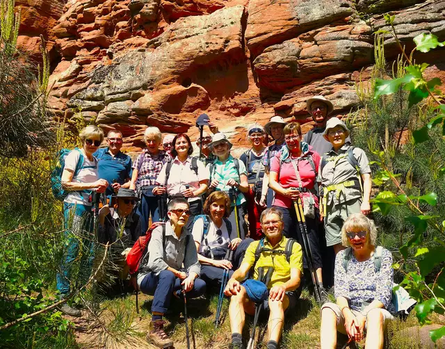 Gruppenbild bei der rot leuchtenden Felswand des Retschelfelsen. | Foto: Isolde Reitz