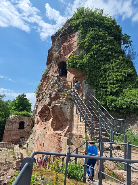 Steiler Zustieg auf die Höhe der Burgruine. | Foto: Isolde Reitz