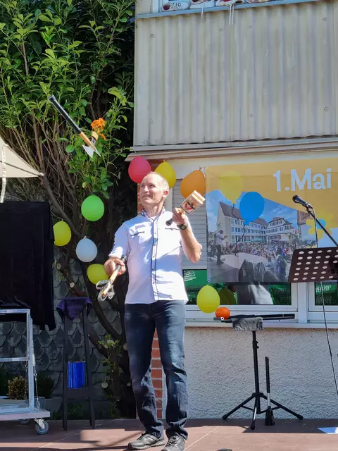 Mr. Joy begeisterte beim Familientag der Apis die Kinder und die Erwachsenen mit seiner tollen Show und den wertvollen Glaubensimpulsen. Hier jonglierte er mit gefährlichen Gegenständen. | Foto: Jochen Baral