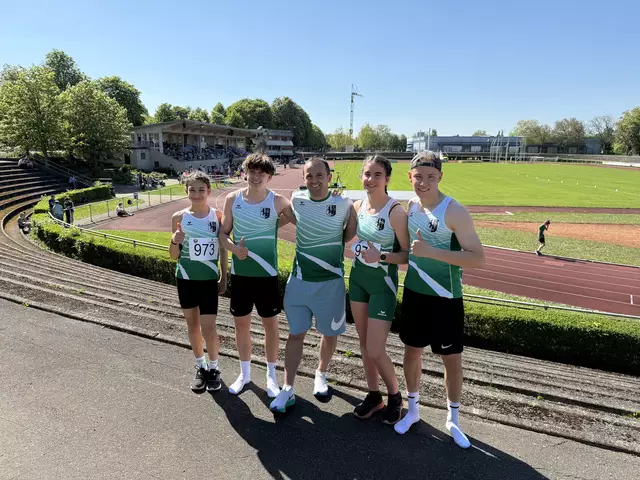 Trainer Toni Hasanaj freut sich über die großartigen Leistungen seines Leichtathletikteams (v.li.n.re.: Minel Karabulut, Benjamin Schmitt, Toni Hasanaj, Emma Schuster, Luis Kern)
 
 | Foto: Foto privat