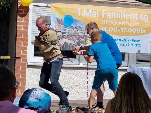 Mr. Joy wurde mit einer Zwangsjacke und einer Kette gefesselt. Die Kinder und Erwachsenen erlebten beim Familientag der Apis in einer spannenden Show, wie er sich selbst wieder befreite.  | Foto: Jochen Baral