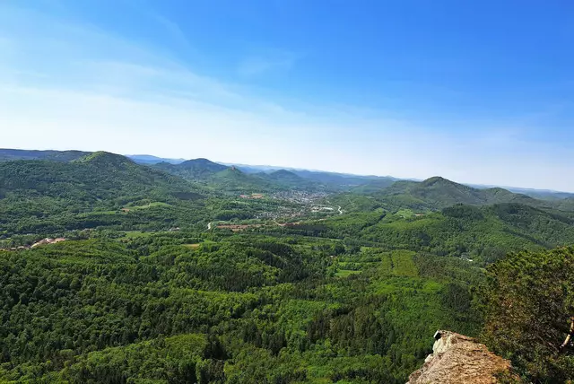 Vom 5-Burgenblick sieht man die Burgen Neuscharfeneck, Ramburg, Trifels, Anebos und Scharfenberg. | Foto: Isolde Reitz