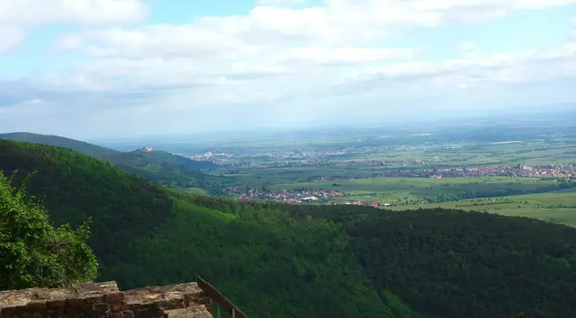 Spektakulärer Blick von der Rietburg zum Hambacher Schloß und in die Rheinebene. | Foto: Isolde Reitz