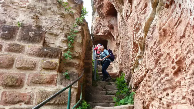 Ausgewaschene Stufen und verwinkelte Ecken überall auf der Burg. | Foto: Isolde Reitz