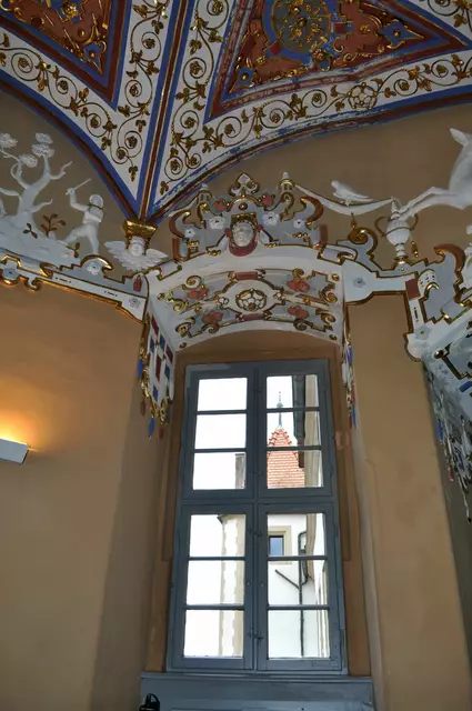Das gut erhaltene Stuckzimmer. Es ist ein Turmzimmer mit Stuckdecke und man kommt aus dem Schauen garnicht raus. | Foto: Daniela Somers