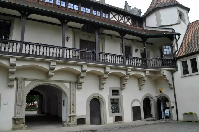Das Museum erreicht man über den Treppenturm und die Galerie | Foto: Daniela Somers