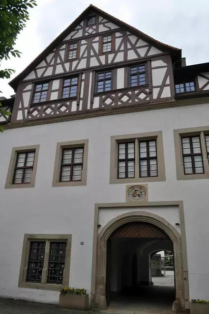 Das Eingangsportal zum Innenhof. Darüber sieht man das Allianzwappen Württemberg-Neuenstadt/Eberstein. | Foto: Daniela Somers