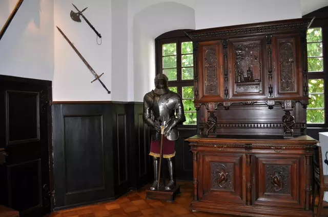 Ein wunderschöner Holzschrank bei dem es sich lohnt ihn näher anzuschauen. | Foto: Daniela Somers