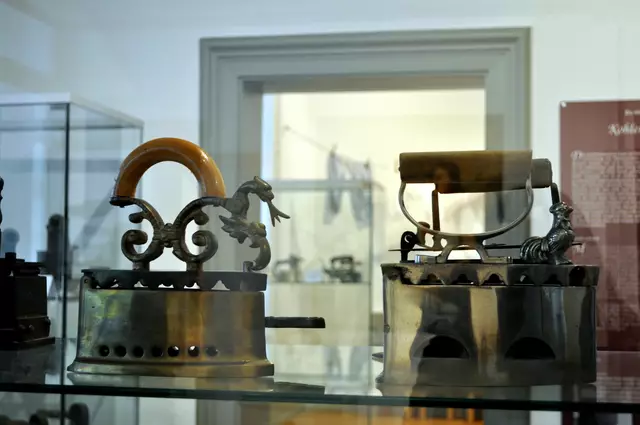 Hier ist auch eine der größten Bügeleisensammlungen zu sehen. 1300 Exponate hat der Sammler Heinrich Sommer zusammen gesammelt. | Foto: Daniela Somers