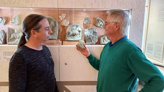 Der stolze Finder und Leihgeber Uli Peter begutachtet sein Relieffragment mit Museumsleiter Enrico De Gennaro. | Foto: Römermuseum Güglingen