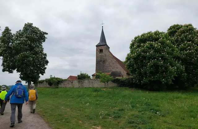 Hoch oben auf dem Berg erhebt sich die alte Michaelskapelle, umgeben von blühenden Kastanien. | Foto: Foto privat