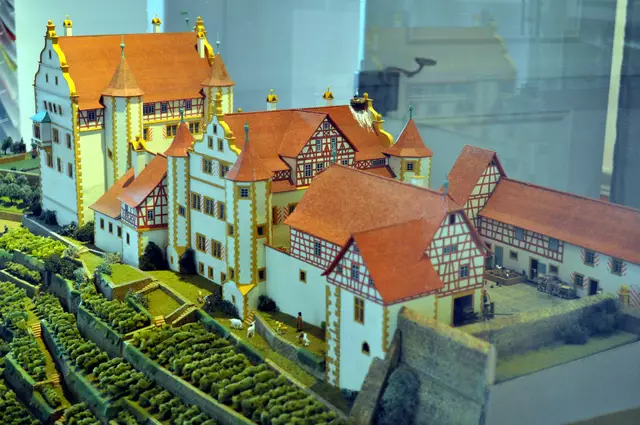 Ein liebevoll gestaltetes Modell des früheren Schlosses von Hajo Rheinstädter. Nach Plänen von 1787. Maßstab 1:100 | Foto: Daniela Somers