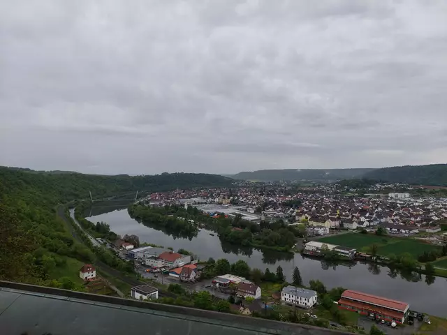 Weit ins Land schweift der Blick vom Burgberg bis zur Burg Gutenberg im Hintergrund. | Foto: Foto privat