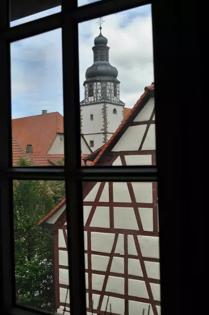 Blick nach draußen auf den Kirchturm der ev. Martinskirche | Foto: Daniela Somers