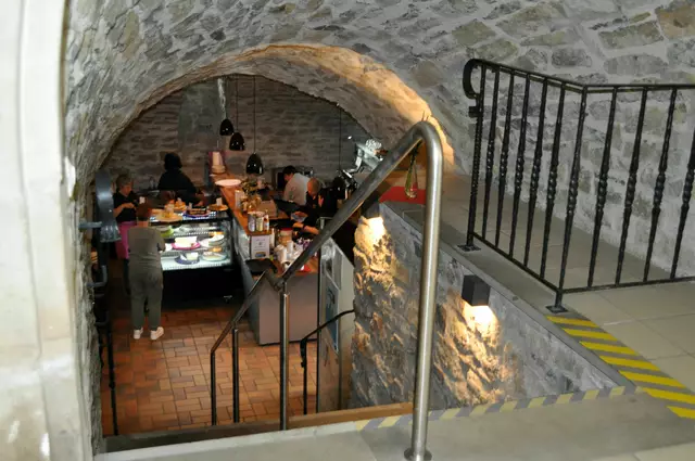 Und hier gehts runter zum Schlosscafe. Von Feb. bis Nov. wird das Cafe Sonntagnachmittags von Vereinen und Ehrenamtlichen bewirtet. Und die Auswahl an Kuchen und Torten steht einer Konditorei in nichts nach. Im Gegenteil. Die Preise sind dazu noch unschlagbar. Lecker wars auch! | Foto: Daniela Somers