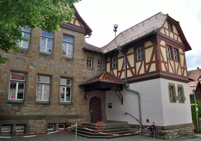 Die Graf-Eberstein-Schule wurde 1905 an der Stelle der früheren Stadtkelter im Jugendstil erbaut. | Foto: Daniela Somers
