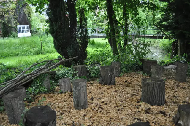 Im Sinnengarten ist man direkt am Kraichbach. Bei schönem Wetter kann man sich hier die Füße im Bach waschen und kühlen.  | Foto: Daniela Somers
